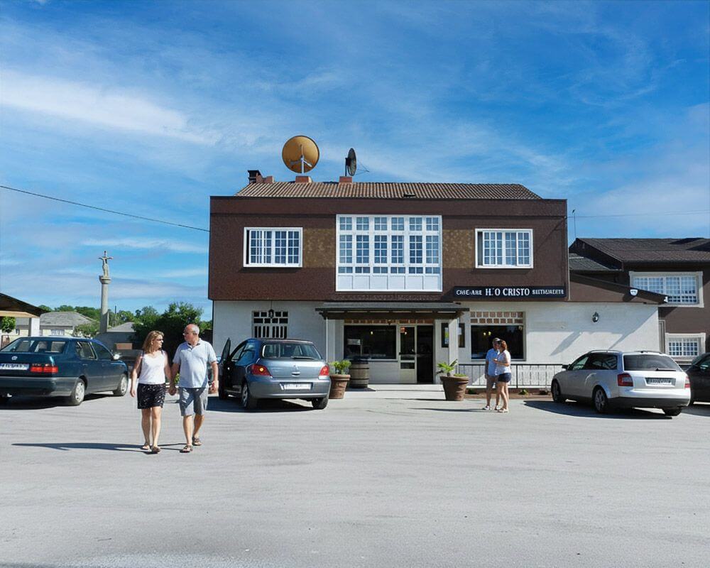 Fachada y Parking del Hostal O Cristo - Cafetería Restaurante en Goiriz