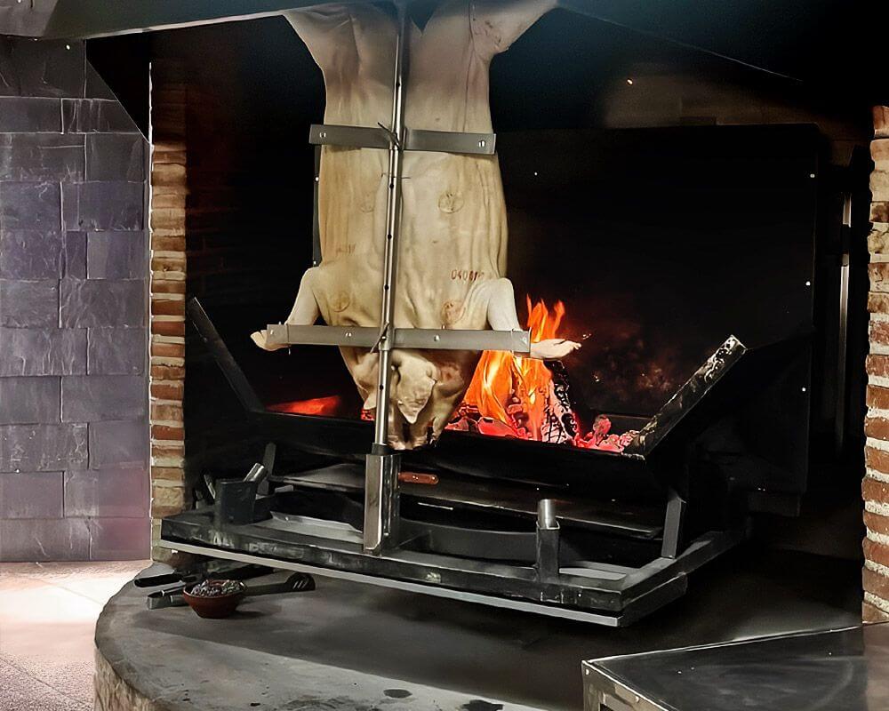 Cochinillo Asado a la Leña - Especialidad Asador Hostal O Cristo
